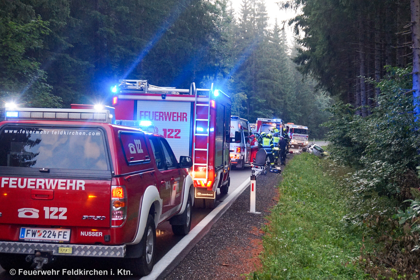 Schwerer Verkehrsunfall Mit Eingeklemmter Person – Freiwillige ...